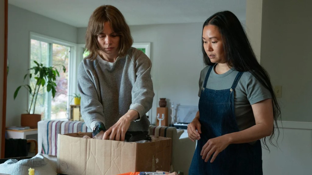 Michelle Williams et Hong Chau dans "Showing Up" (A24)
