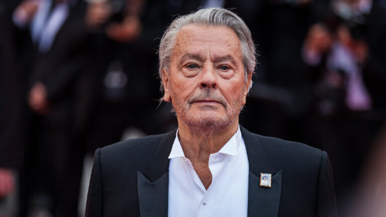 « Absolument ridicule » : l’avocat d’Alain Delon brise le silence et fustige le comportement des…