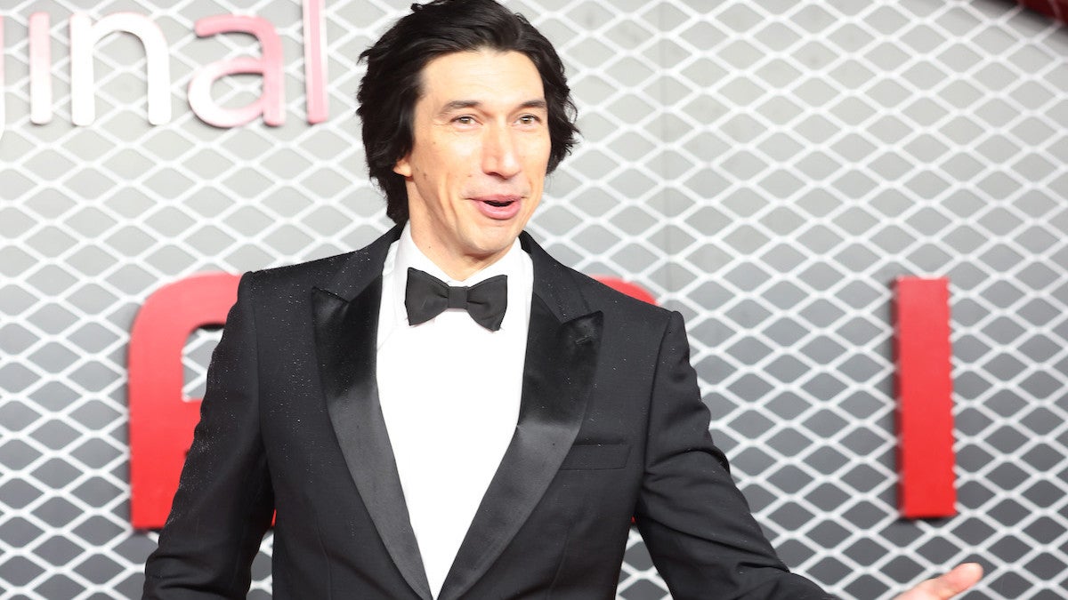 Adam Driver répond aux journalistes qui l'interrogent sur l'interprétation de deux Italiens célèbres : "Qui s'en soucie ?