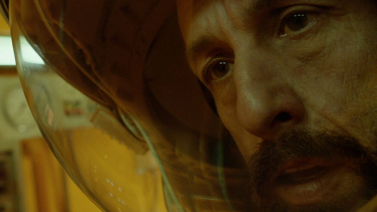 Adam Sandler rencontre un extraterrestre dans la bande-annonce du film de Netflix "Spaceman" | Vidéo