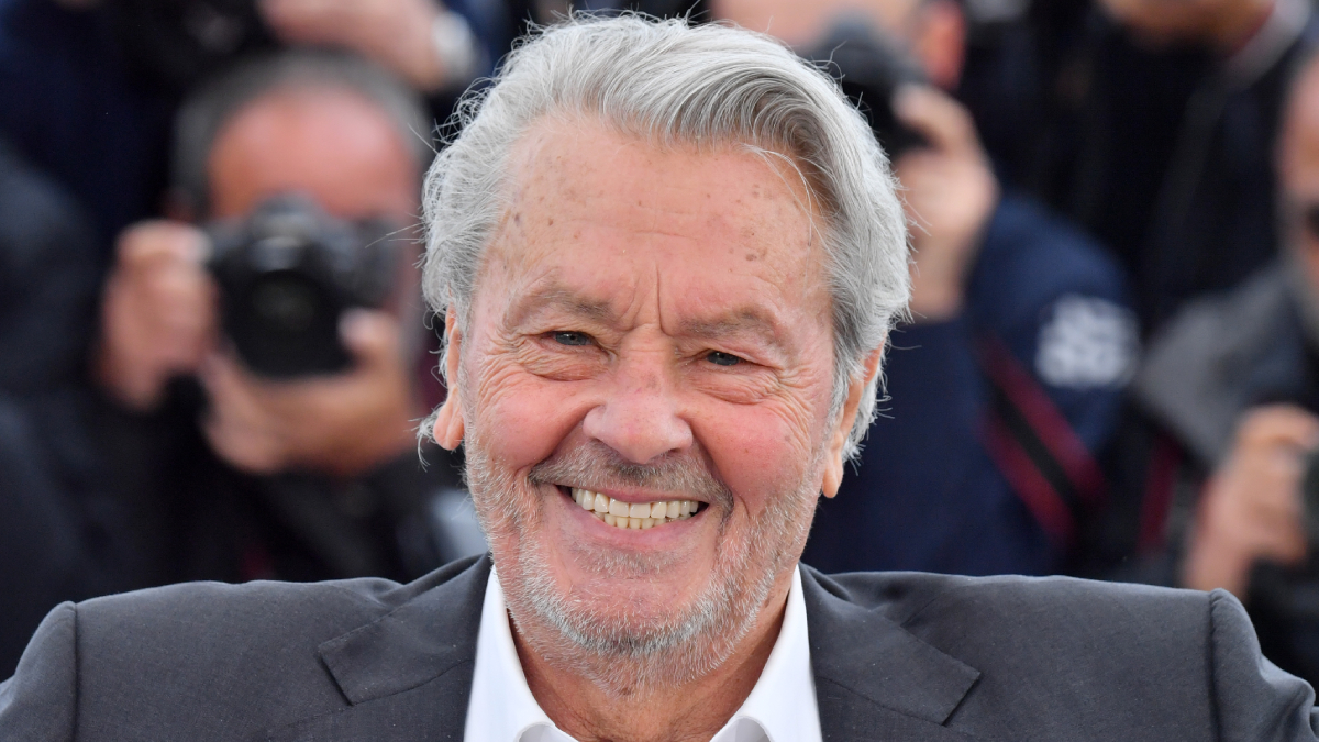 Alain Delon : son fils aurait remplacé son traitement contre le cancer par des jus