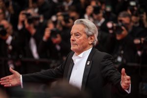 Alain Delon : un détail troublant sur une photo prise à Noël choque son fils