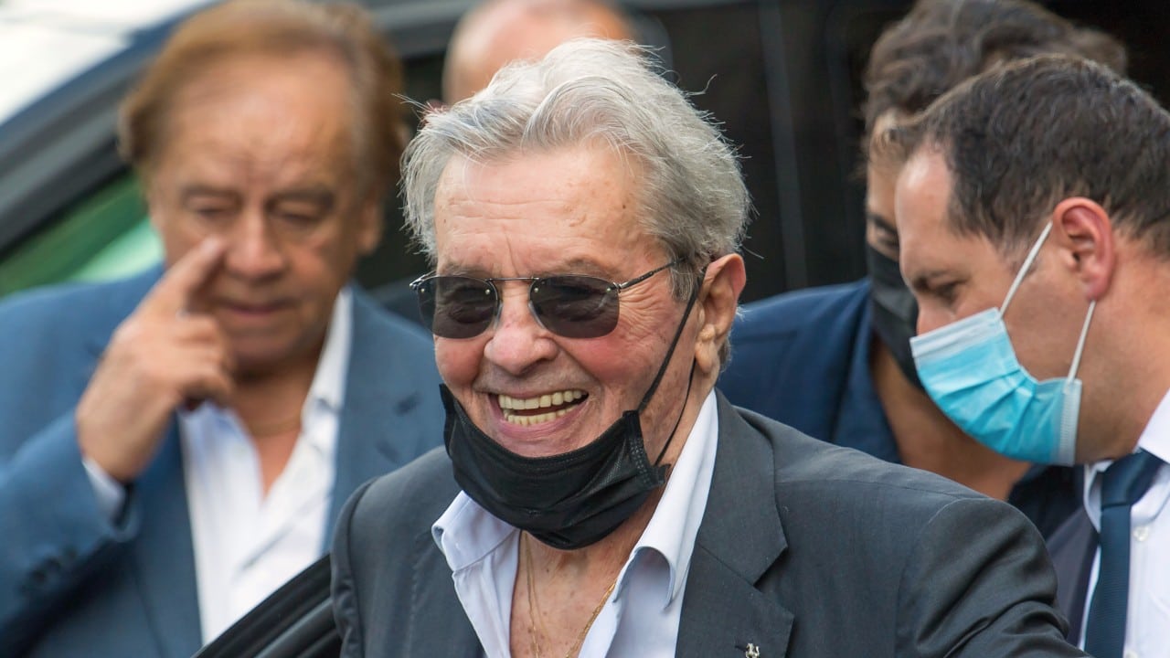 Alain Delon : une lettre d’Hiromi Rollin le suppliant de l’épouser retrouvée ?