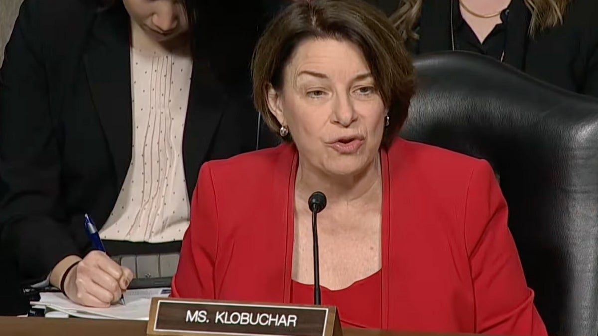 Amy Klobuchar s'en prend aux PDG de l'industrie technologique sur l'absence de protection des enfants : J'en ai tellement marre, ça fait 28 ans que ça dure.