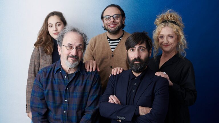 Carol Kane, la vedette de « Between the Temples », explique comment sa nouvelle comédie célèbre le judaïsme : « Stand Up and Be ».