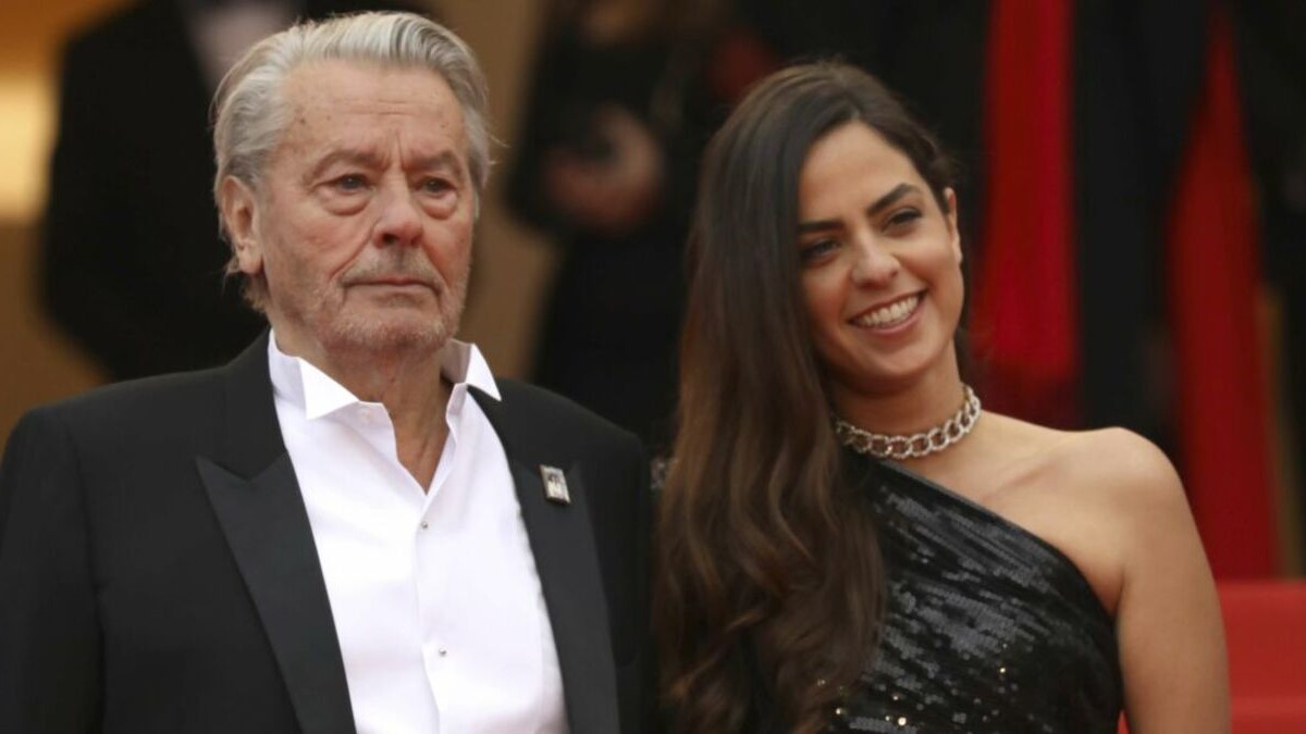 « Ce n’est pas une soeur » : l’avocate d’Anthony Delon balance sur le comportement d’Anouchka Delon