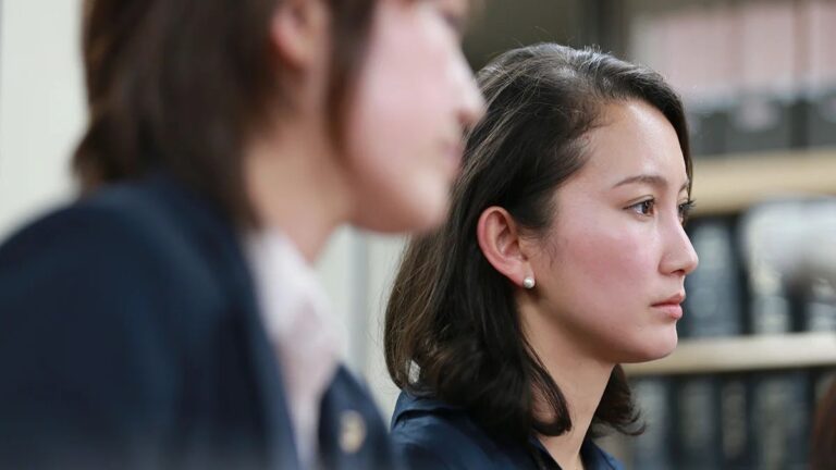Critique de ‘Black Box Diaries’ : Le regard de Shiori Ito sur sa propre agression sexuelle est merveilleux et percutant
