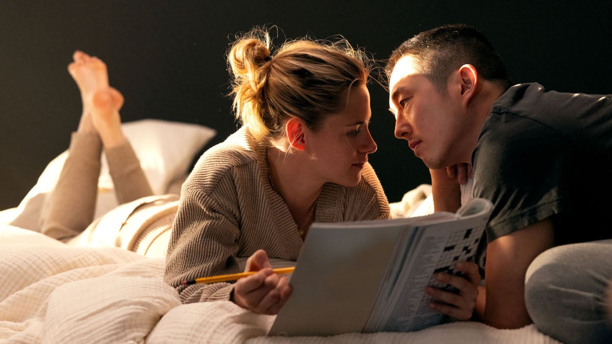Critique de 'Love Me' : Le film de Kristen Stewart et Steven Yeun n'a pas peur d'aller de l'avant
