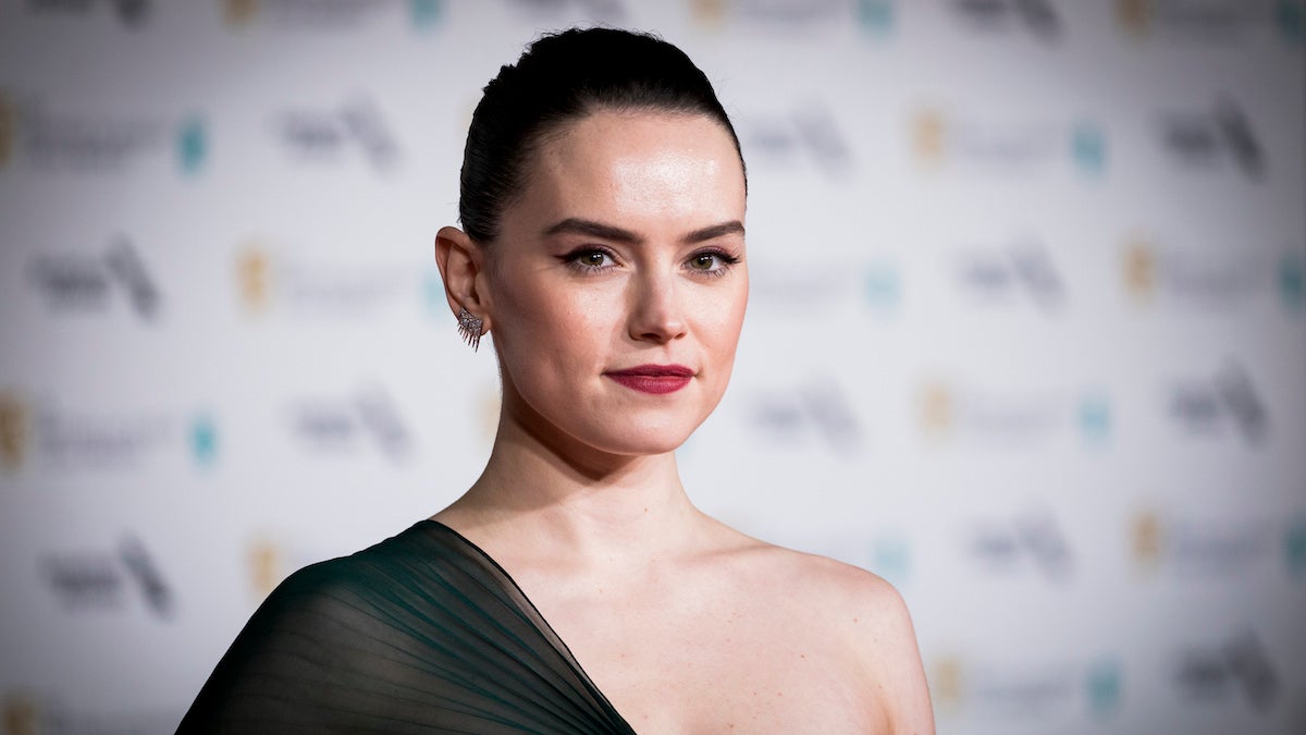 Daisy Ridley dit que le baiser de Reylo dans 'Star Wars : Rise of Skywalker' était 'mérité' | Video