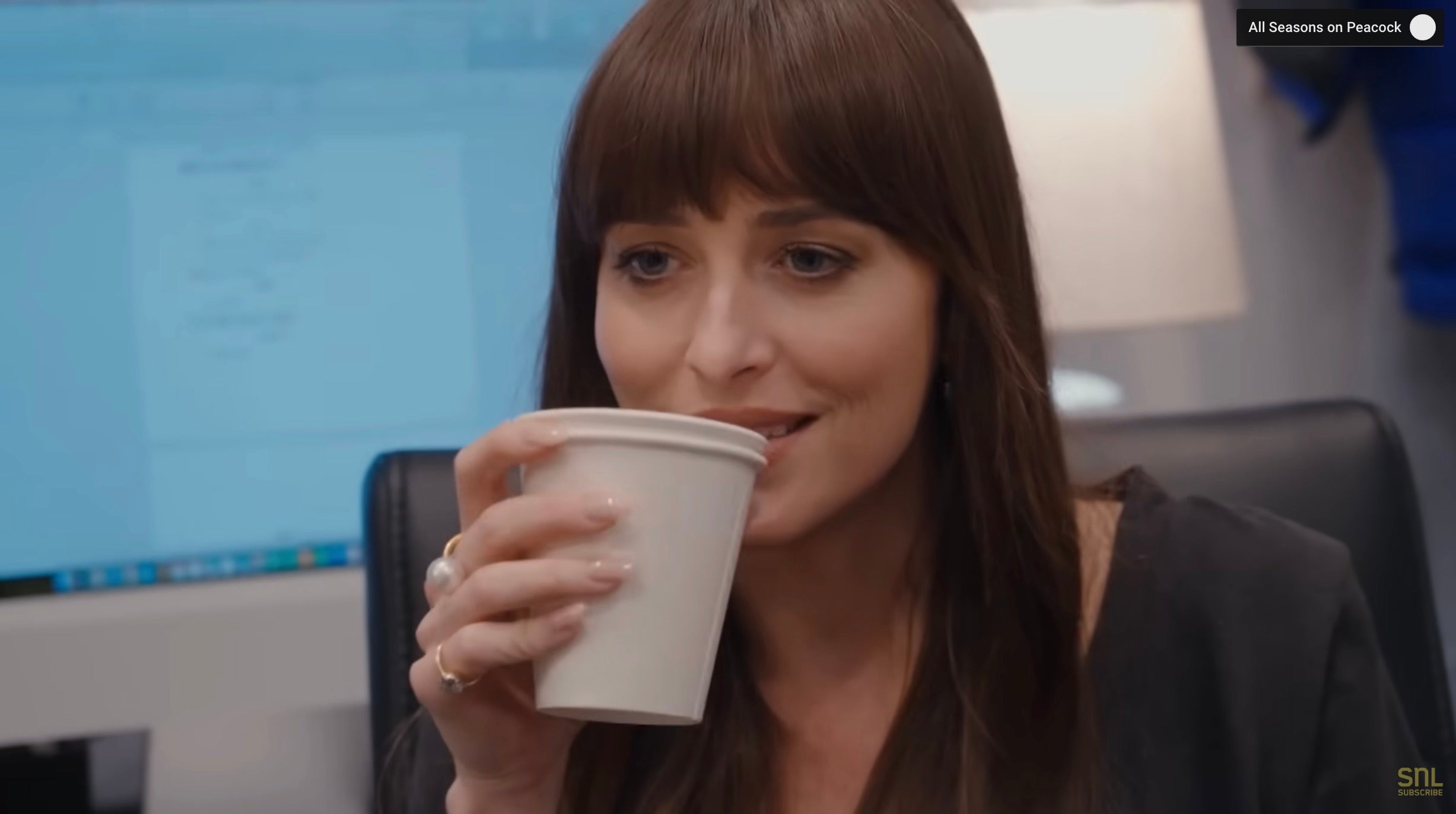 Dakota Johnson et les scénaristes de 'SNL' 'Please Don't Destroy' s'affrontent dans une bataille de bébés Népo.
