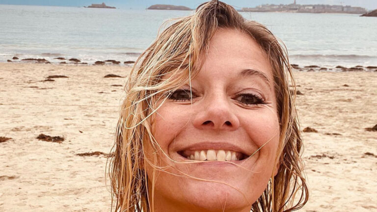 Flavie Flament à 49 ans : les fesses à l’air, elle affiche son corps au naturel