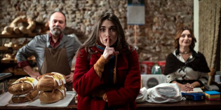 Guide des acteurs et des personnages de la saison 2 de I Hate Christmas : qui joue qui dans…