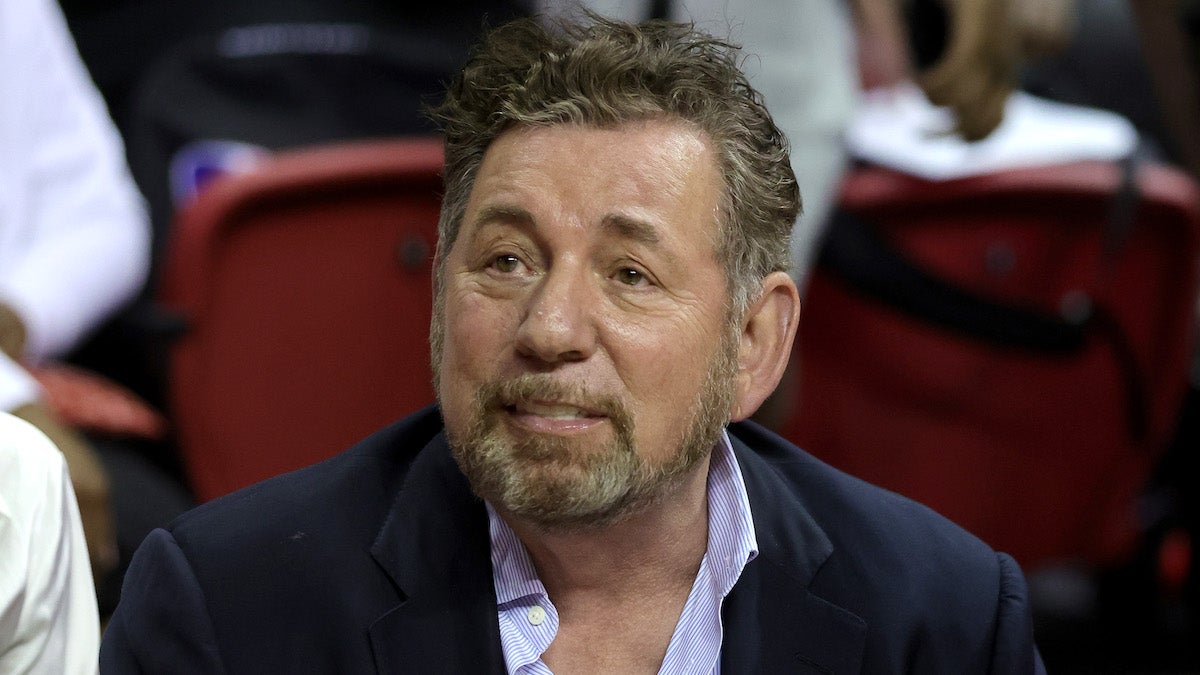 James Dolan accusé par une massothérapeute d'agression sexuelle et de trafic d'êtres humains dans un procès qui cite également des noms