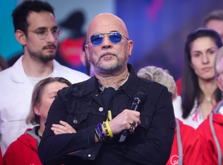 « J’avais l’oeil crevé… » : Pascal Obispo se fait tirer dessus en plein concert !