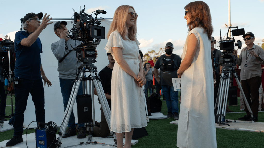 Le réalisateur Todd Haynes (à gauche), les actrices Julianne Moore et Natalie Portman lors du tournage de "May December" (Netflix).