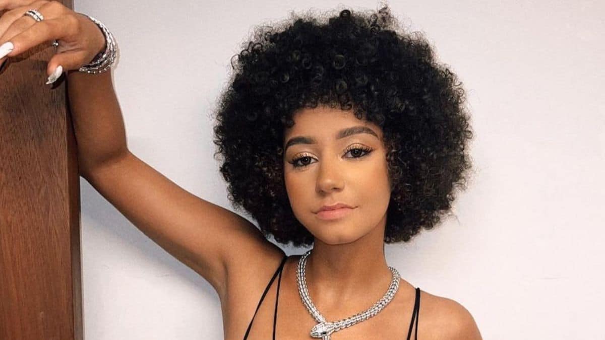Léna Situations : son décolleté vertigineux passe inaperçu devant une petite fille de 5 ans