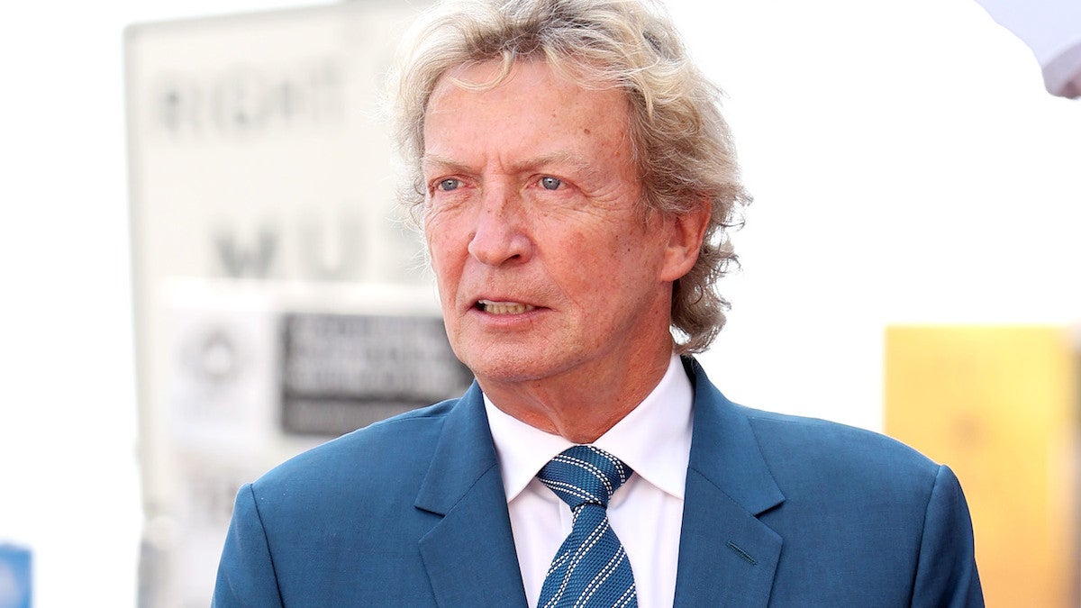 Nigel Lythgoe poursuivi pour agression sexuelle par des candidates de "All American Girl".