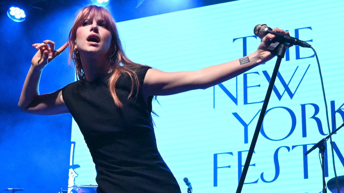 Paramore reprend "Burning Down the House" des Talking Heads dans son nouvel album A24 "Coming Soon" (à venir)