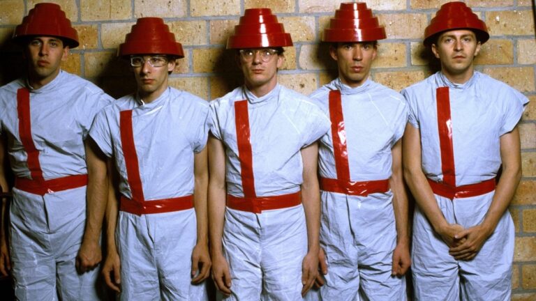Revue de presse de &lsquo;Devo&rsquo; : Le groupe new wave subversif fait l&rsquo;objet d&rsquo;un documentaire standard et peu instructif