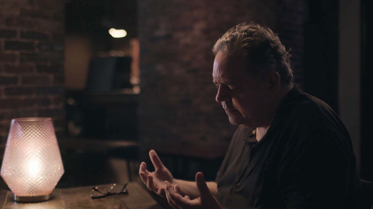 Revue de presse de "Look Into My Eyes" : Un documentaire fascinant lève le voile sur les médiums et leur vie personnelle