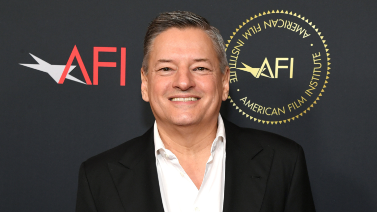 Ted Sarandos évite de parler du départ de Scott Stuber et affirme que le studio continuera à donner la priorité à ses activités.
