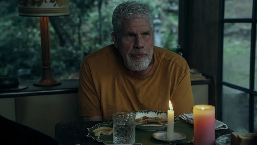 Ron Perlman joue dans la série Mr. and Mrs. Smith d'Amazon