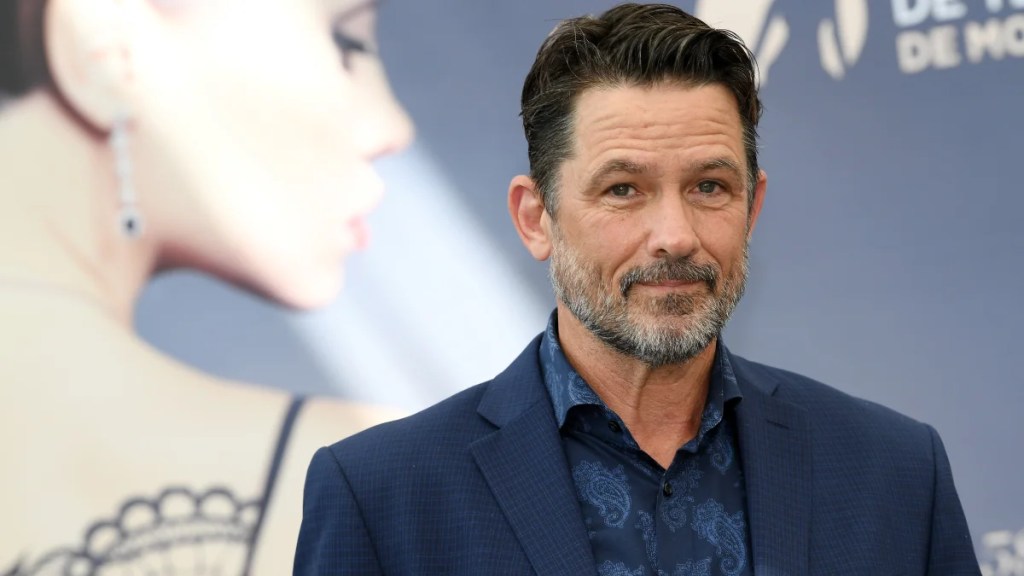 L'acteur Billy Campbell assiste à un événement sur le tapis rouge à Monaco.
