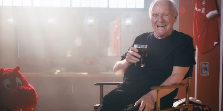 Anthony Hopkins devient la mascotte de Wrexham dans un café hilarant Cold Crew