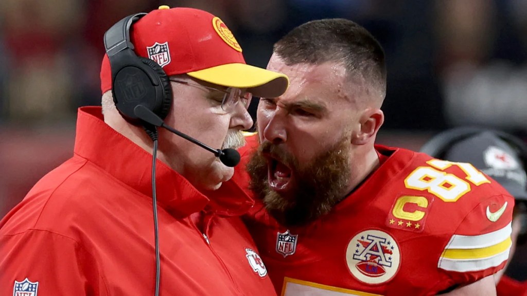 Travis Kelce crie après l'entraîneur des Chiefs Andy Reid pendant le Super Bowl