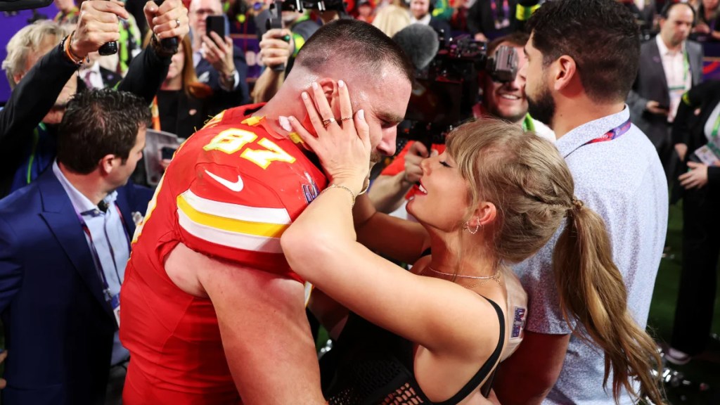 Taylor Swift et Travis Kelce s'embrassent sur le terrain du Super Bowl LVIII