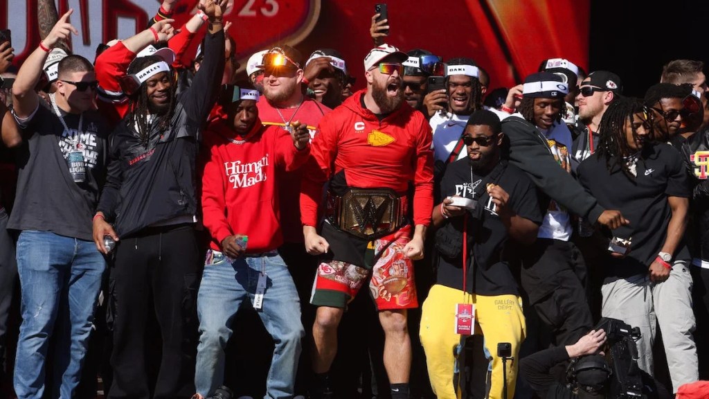 Kelce s'emporte lors de la célébration des Chiefs à Kansas City (Photo by Jamie Squire/Getty Images)