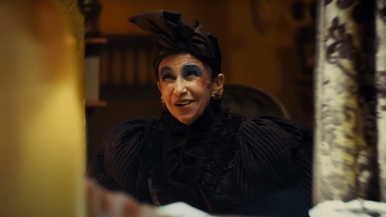 L&rsquo;actrice Kathryn Hunter était couverte de tatouages « fous et merveilleux ».