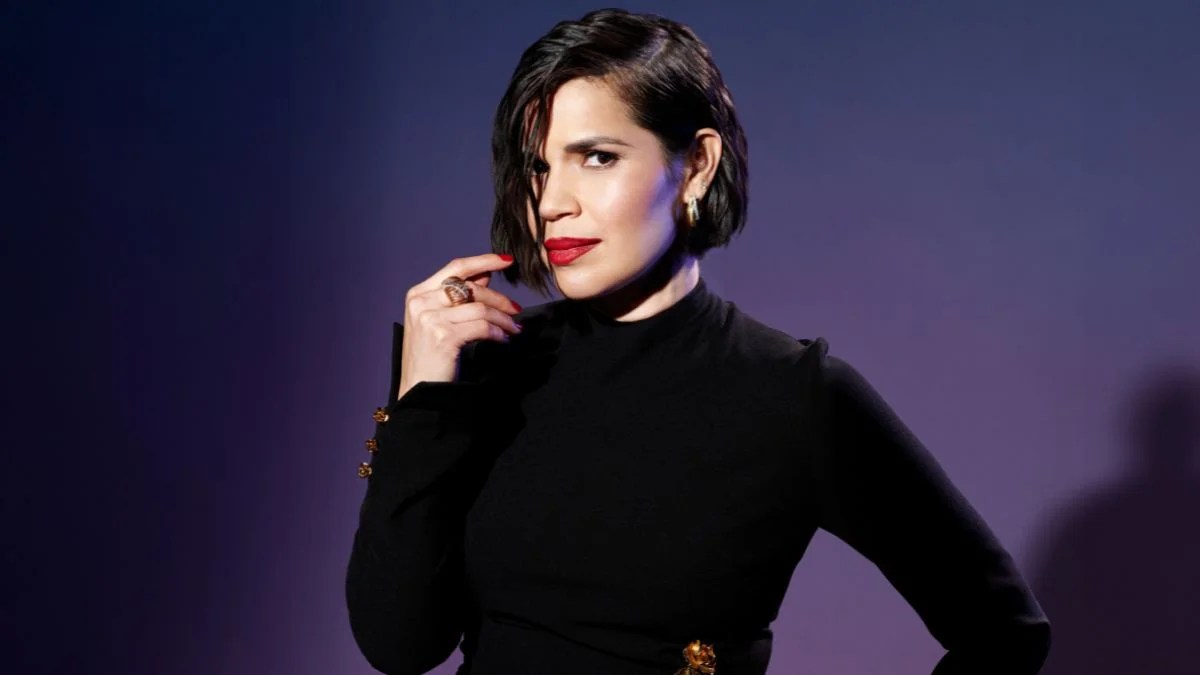 America Ferrera revient sur son parcours, de Disney Channel à Barbie, en passant par les Oscars.