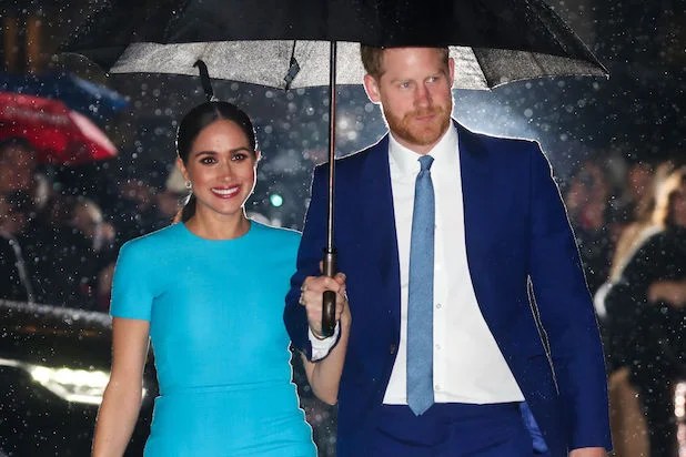 Meghan Markle et le prince Harry marchent sous un parapluie lors d'une nuit pluvieuse à Londres en 2020.