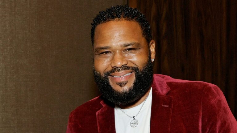 Anthony Anderson partage une photo et un message jovial après s&rsquo;être blessé sur le plateau en Afrique du Sud : « Qui a besoin d&rsquo;un