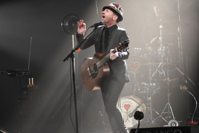 « Ça ne va pas le faire les amis », Mathias, le chanteur du groupe Dionysos forcé d’interrompre un…