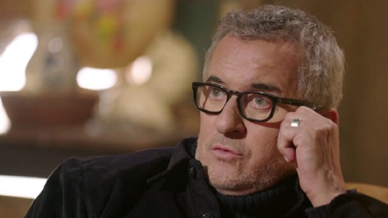 Christophe Dechavanne, les larmes aux yeux : l’animateur revient sur le jour où son père a décidé…