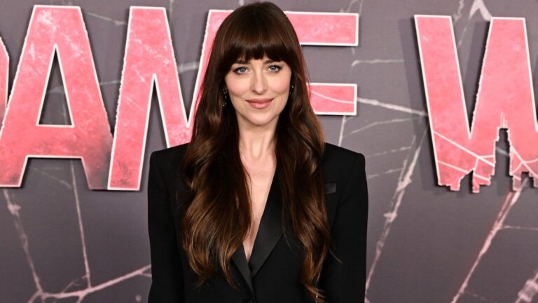 Dakota Johnson reproche aux dirigeants d’Hollywood de ne pas faire confiance aux créateurs indépendants : Il va nous rendre