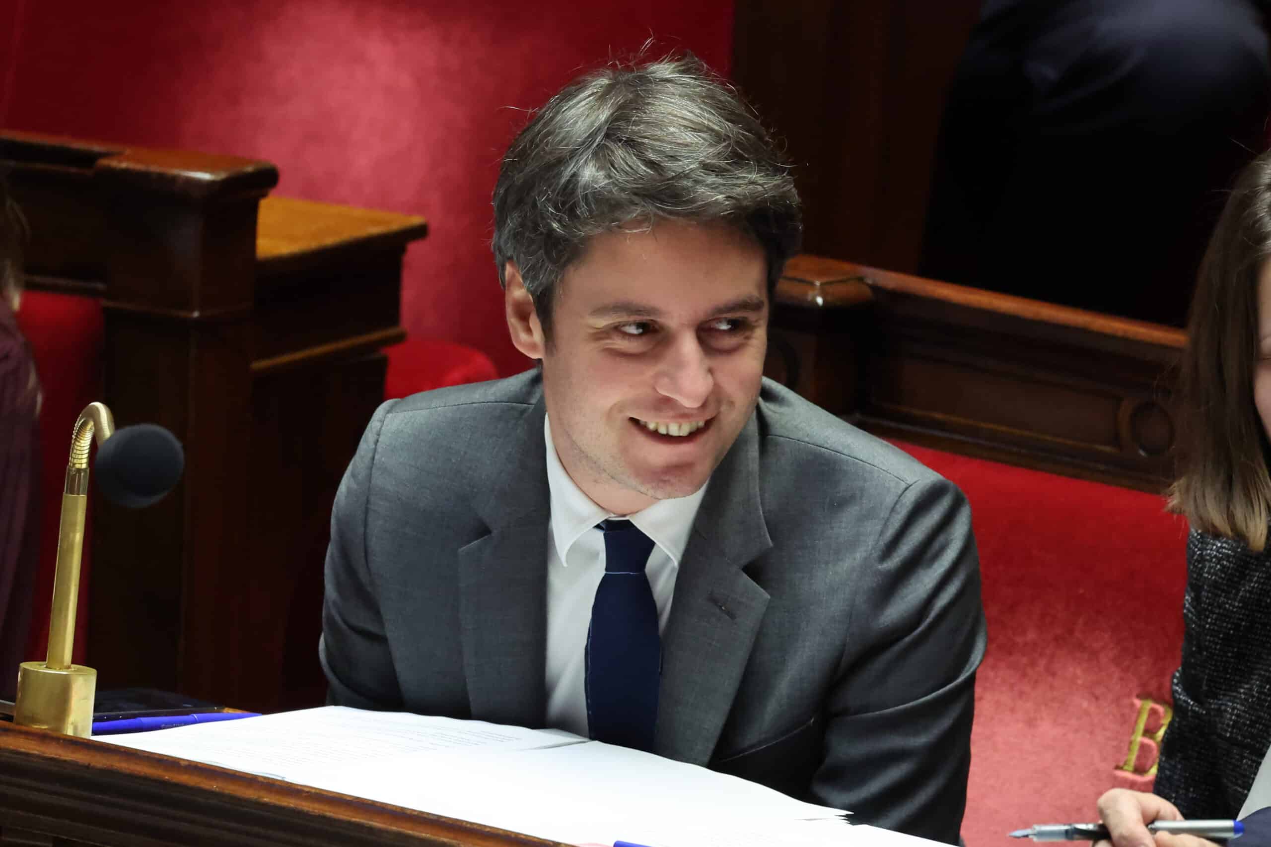 Gabriel Attal amusé : un hommage bien maladroit à Chandler Bing rendu à l’Assemblée Nationale