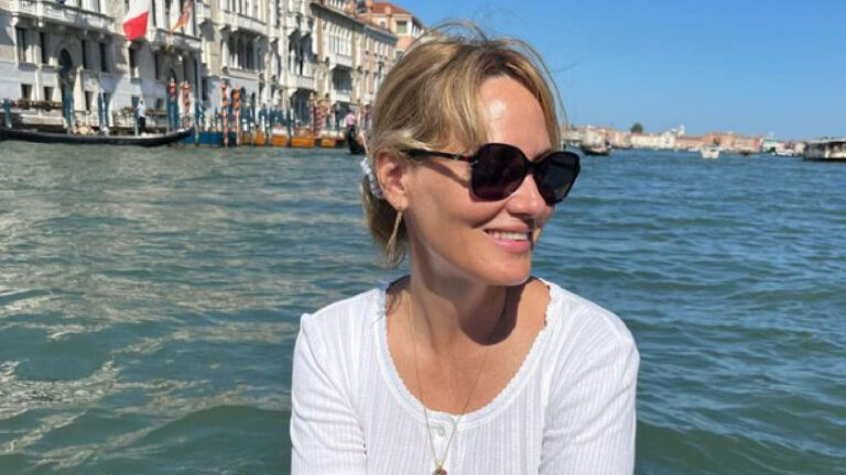 Judith Godrèche porte plainte contre Benoît Jacquot pour « viols avec violences sur mineur de 15…