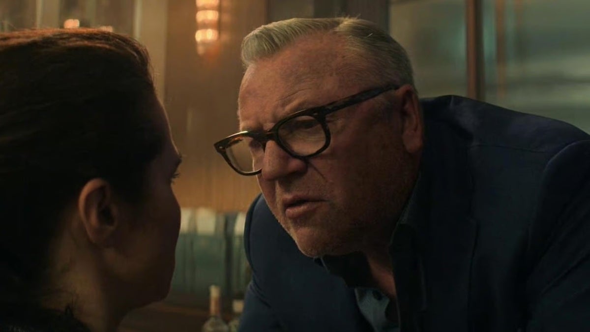 La star de Black Widow, Ray Winstone, compare les reshoots de Marvel à un coup de pied dans les couilles.