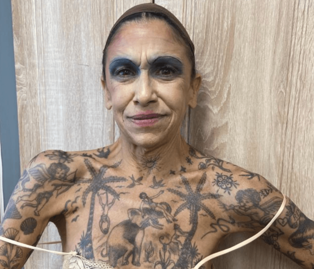Lactrice Kathryn Hunter etait couverte de tatouages fous et