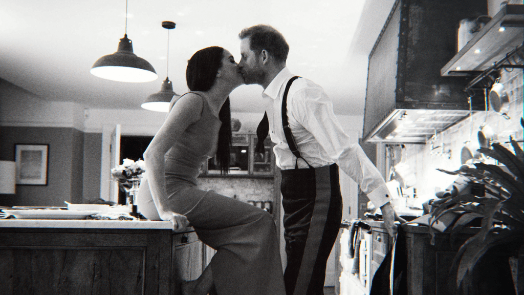 Le prince Harry et Meghan Markle en noir et blanc dans la série documentaire de Netflix