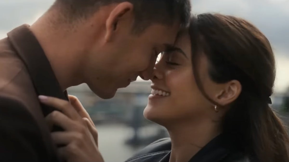 Les stars de "Upgraded" Camila Mendes et Archie Renaux dévoilent la fin de la comédie romantique | Video