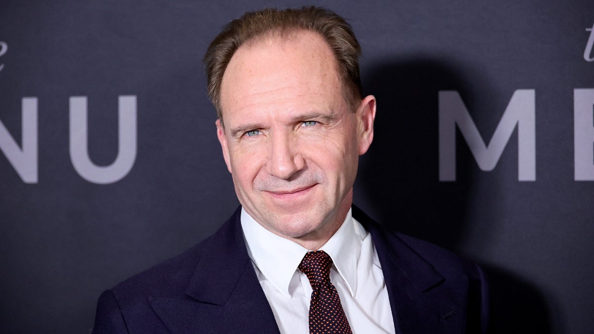 Ralph Fiennes dénonce les mises en garde au théâtre : "Vous devriez être dérangés".