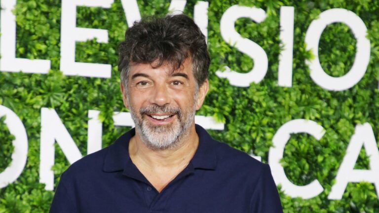 Stéphane Plaza énigmatique, il partage un poème lourd de sens : « Une page se tourne… »