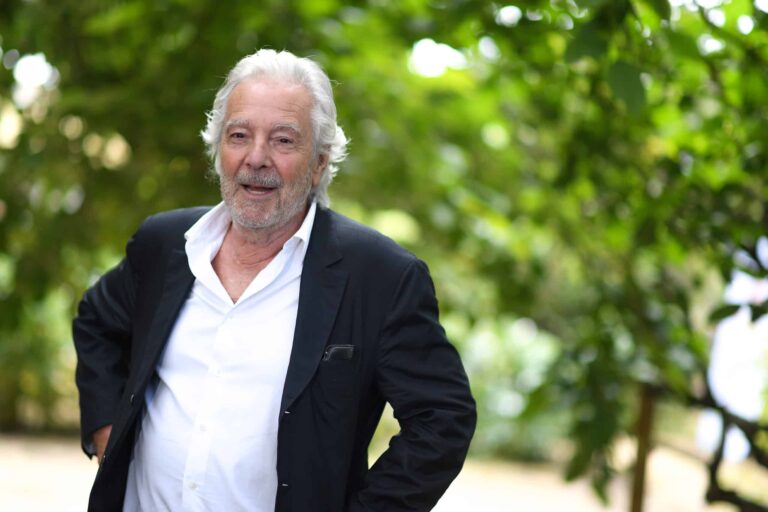 « Tant pis si je me fais des ennemis », la défense très marquée de Pierre Arditi pour Nicolas Bedos