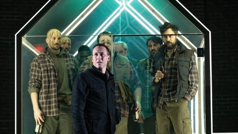The Hunt’ Off Broadway Review : Tobias Menzies, star de « The Crown », est la cible d’un groupe de villageois en colère