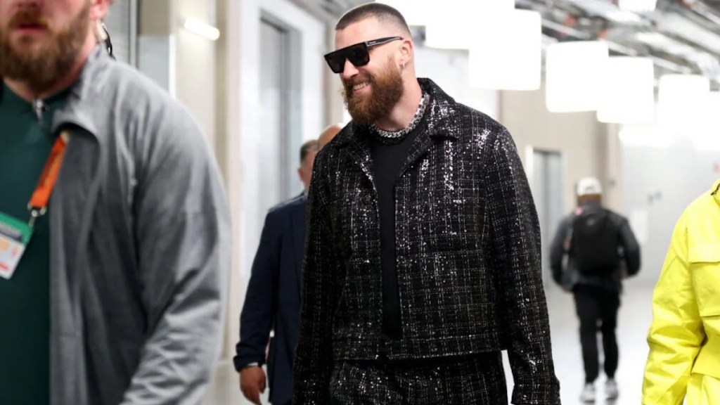 Travis Kelce traverse le tunnel alors qu'il quitte le stade après avoir battu les 49ers de San Francisco lors du Super Bowl LVIII à Las Vegas (Crédit : Steph Chambers/Getty Images)