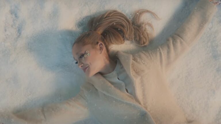 Ariana Grande évoque « Eternal Sunshine of the Spotless Mind » dans le clip de « We Can&rsquo;t Be Friends ».